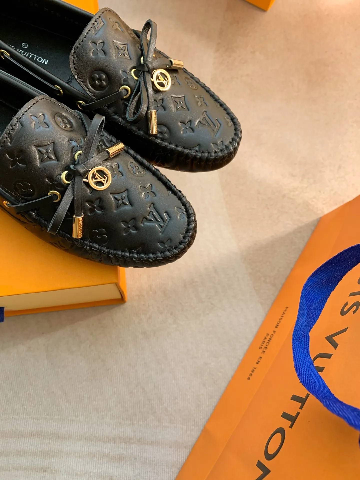p460💰Couple model❤️🇫🇷 𝙇𝙤𝙪𝙞𝙨 𝙑𝙪𝙞𝙩𝙩𝙤𝙣 🇫🇷Louis Vuitton 2023 Classic𝓛𝓿 𝓣𝓻𝓪𝓲𝓷𝓮𝓻 Sports Series ➪➪➪¯ [Arizona Doudou Shoes Series] ▪️▪️▪️Arizona slip-on shoes are made of Monogram Eclipse canvas. Its hand-painted and dyed edges and hand-sewn uppers fully demonstrate Louis Vuitton's traditional shoemaking craftsmanship. This slip-on shoe is very lightweight. The integrated tongue and upper make it particularly comfortable and flexible. The soft outsole is equipped with rubber padding. Decorated with matching sash. Detailed features: ☑️Monogram Eclipse canvas ☑️Black Eclipse pattern ☑️Hand-painted shoe edges ☑️Hand-sewn uppers (each pair takes time to process) ☑️Integrated tongue and upper construction ☑️Outsole equipped with rubber lining ☑️size: 35_46
